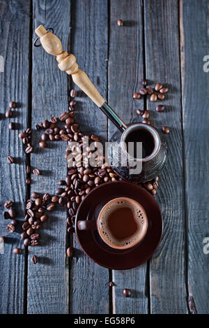 Kaffee-Hintergrund, Kaffee auf dem Holztisch Stockfoto