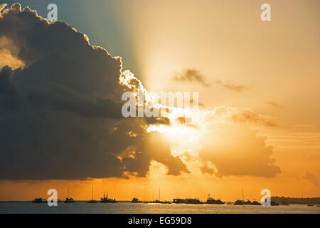 Dominikanische Republik. Eine dramatische Sonnenaufgang in Punta Cana an der Atlantikküste. Stockfoto