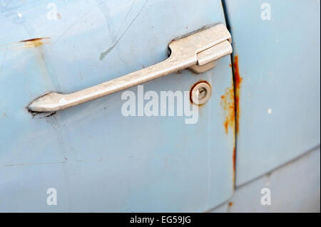 Detail mit einem rostigen Türgriff aus einem alten Auto erschossen Stockfoto