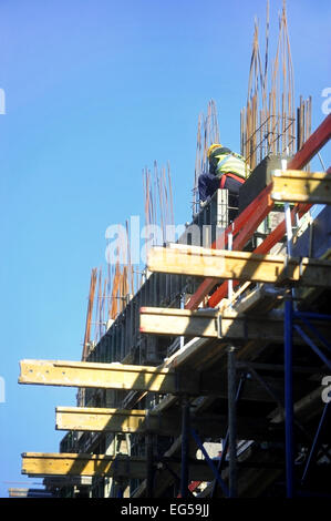 Ein Bauarbeiter stricken Stahlstangen Verstärkung für Beton gießen Stockfoto