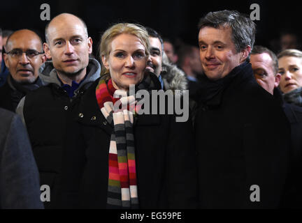 Kopenhagen, Dänemark. 16. Februar 2015. Danish Prime Minister Helle Thorning-Schmidt (C), ihrem Ehemann Stephen Kinnock (L) und Crown Prince Frederik (R), Teilnahme an einer Trauerfeier für getöteten am 14. Februar von einem 22 Jahre alten Amokläufer in Kopenhagen, 16. Februar 2015 statt. Dänische Polizei sagte, dass sie zwei Personen geladen hatte, mit Unterstützung des Mannes verdächtigt in Anschläge auf eine Synagoge und eine Veranstaltung, die Förderung der freien Rede in Kopenhagen am Wochenende zwei Menschen zu fotografieren. Foto: Britta Pedersen/Dpa/Alamy Live News Stockfoto