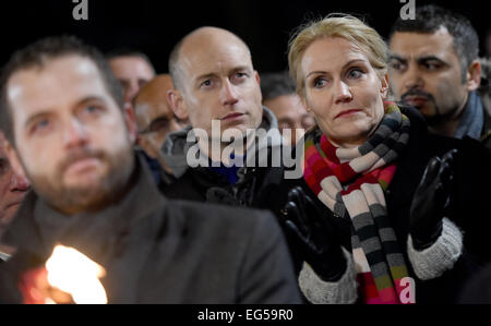 Kopenhagen, Dänemark. 16. Februar 2015. Der dänische Ministerpräsident Helle Thorning-Schmidt (Center-R) und ihr Ehemann Stephen Kinnock (Center l) besuchen eine Trauerfeier für getöteten am 14. Februar von einem 22 Jahre alten Amokläufer in Kopenhagen, 16. Februar 2015 statt. Dänische Polizei sagte, dass sie zwei Personen geladen hatte, mit Unterstützung des Mannes verdächtigt in Anschläge auf eine Synagoge und eine Veranstaltung, die Förderung der freien Rede in Kopenhagen am Wochenende zwei Menschen zu fotografieren. Foto: Britta Pedersen/Dpa/Alamy Live News Stockfoto
