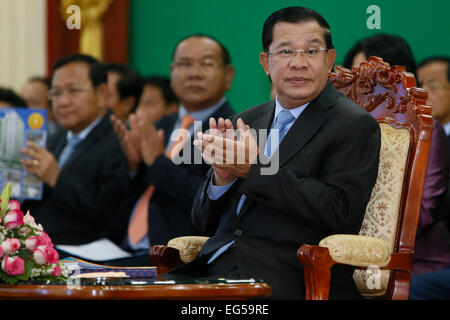 Phnom Penh, Kambodscha. 17. Februar 2015. Kambodschanische Premierminister Hun Sen (vorne) besucht eine Abschlussfeier in Phnom Penh, Kambodscha, 17. Februar 2015. Kambodschanische Premierminister Hun Sen drückte seine Grüße Dienstag anlässlich des chinesischen Neujahrs oder das Frühlingsfest, das am Donnerstag fällt. Bildnachweis: Phearum/Xinhua/Alamy Live-Nachrichten Stockfoto