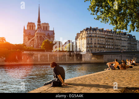 Paris, Menschen entspannen entlang Seine Stockfoto