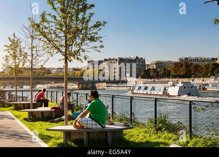 Paris, Menschen entspannen entlang der seine Stockfoto