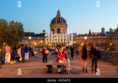 Paris, Menschen entspannen am le Pont des arts Stockfoto