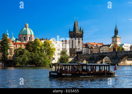 Flussschiffen auf Moldau Fluss Stockfoto