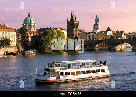 Flussschiffen auf Moldau Fluss Stockfoto