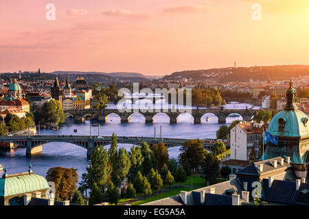 Über der Moldau Fluss und Karlsbrücke und Brücken von Prag. Stockfoto