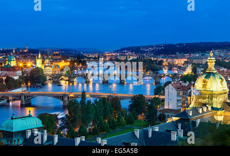 Über der Moldau Fluss und Karlsbrücke und Brücken von Prag. Stockfoto