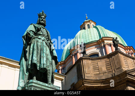 Statue Karls IV. in Knights of the Cross Square, Prag Stockfoto