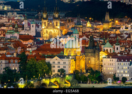 Tschechien, Prag, Stadt Skyline in der Abenddämmerung Stockfoto