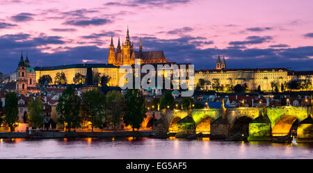 Prag, die Burg und Vltava Fluss in der Nacht Stockfoto