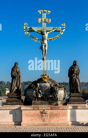 Prag, das Kruzifix an der Karlsbrücke Stockfoto