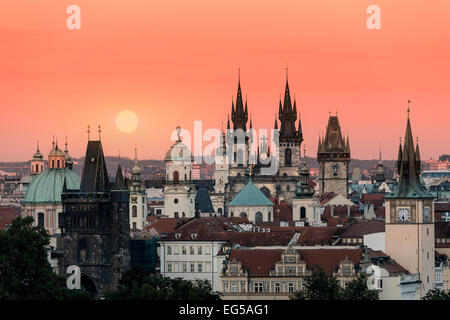 Skyline von Prag bei Sonnenaufgang Stockfoto