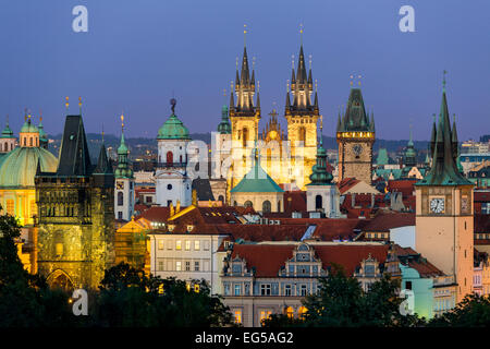 Skyline von Prag in der Abenddämmerung Stockfoto