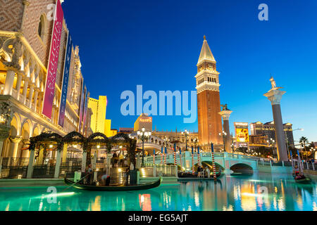 Touristen die Gondelfahrt im Venetian Hotel Stockfoto