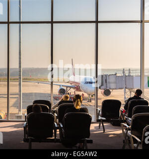 Passagiere auf dem Flughafen warten. Stockfoto