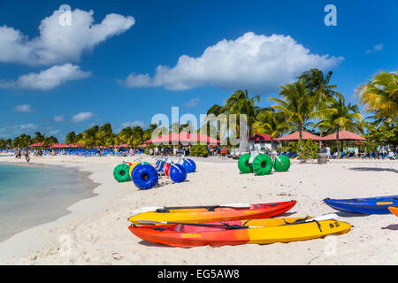 Bunte Kajaks am Strand von der Prinzessin Cays, Bahamas, Karibik. Stockfoto