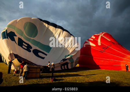 Teamarbeit Vorbereitung für Tethered Heißluftballons gegen dramatische Himmel, South Oxfordshire, englandhot Heißluftballon Stockfoto