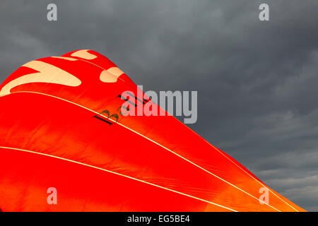 Red Hot Air Balloon gegen dramatische Himmel, 7/8 Stockfoto