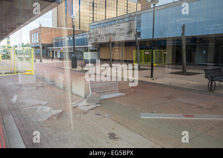 BRACKNELL, Großbritannien - 11. August 2013: Highstreet spiegelt sich in einem Fenster in den Berkshire Bracknell warten auf Abriss. Stockfoto