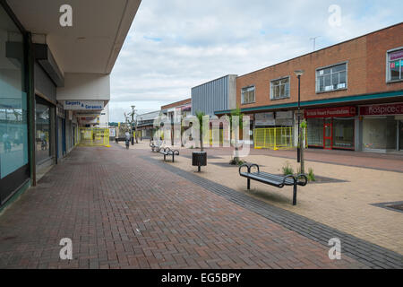 BRACKNELL, Großbritannien - 11. August 2013: Eine leere hohe Straße in der Stadt von Bracknell in Berkshire. Warten auf Abriss. Stockfoto