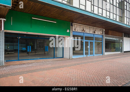 BRACKNELL, Großbritannien - 11. August 2013: High Street in der Stadt von Bracknell in Berkshire. Warten auf Abriss. Stockfoto