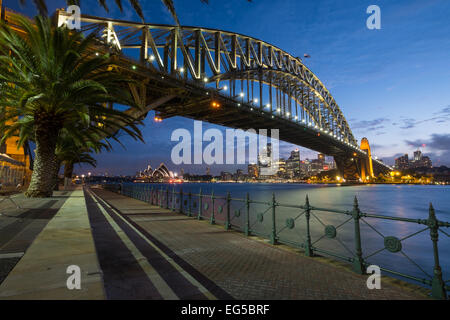 SYDNEY, Australien - 5. Januar 2015: die berühmten Sydney Harbour Bridge mit Sydney Opera House im Hintergrund in der Abenddämmerung. Stockfoto