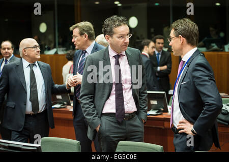 Brüssel, Bxl, Belgien. 17. Februar 2015. (L-R) Französischer Außenminister Michel Sapin, Belgien Finanzminister Johan Van Overtveldt, Eurogruppe Präsident niederländische Finanzminister Jeroen Dijsselbloem und Jyrki Katainen, Vizepräsident der Europäischen Kommission für Beschäftigung, Wachstum, Investitionen und Wettbewerbsfähigkeit vor der europäischen wirtschaftlichen und finanziellen Angelegenheiten (ECOFIN) treffen auf dem Europäischen Rat in Brüssel am 17.02.2015 von Wiktor Dabkowski Credit: Wiktor Dabkowski/ZUMA Draht/Alamy Live News Stockfoto