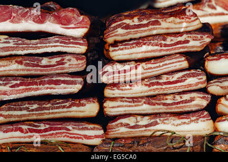 Ausgehärteten Speck Stack, geräuchert und bewahrt Schweinefleisch gilt als eine Delikatesse Essen in einigen Kulturen. Stockfoto