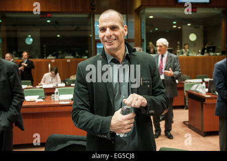 Brüssel, Bxl, Belgien. 17. Februar 2015. Griechenlands Finanzminister Yanis Varoufakis vor der europäischen wirtschaftlichen und finanziellen Angelegenheiten (ECOFIN) treffen auf dem Europäischen Rat in Brüssel am 17.02.2015 von Wiktor Dabkowski Credit: Wiktor Dabkowski/ZUMA Draht/Alamy Live News Stockfoto