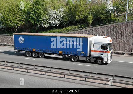 Ein GE Trailer Fleet Services-LKW (ehemals Transport International Pool, Inc. (TIP)) auf der A40 in West-London, UK. Stockfoto