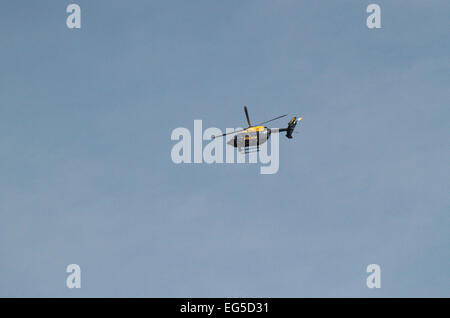 (London) Metropolitan Police Luftunterstützung Hubschrauber (G-MPSC) auf blauem Grund. Stockfoto