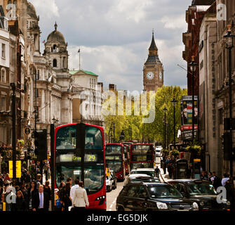 LONDON - September 18: Belebten Straße von London, England, UK. London ist eines der meisten bevölkerten Städte der Welt. Stockfoto