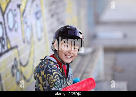 Kleiner Junge im Skateboard-Helm Stockfoto