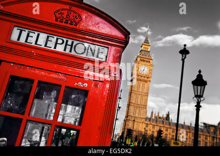 Rote Telefonzelle und Big Ben in London, England, UK. Die Symbole von London auf schwarz auf weißem Himmel. Stockfoto