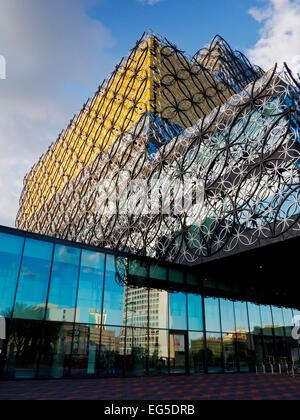 Außenseite des The Library of Birmingham West Midlands England UK eröffnet 2013 entworfen von Francine Houben von Mecanoo architecten Stockfoto