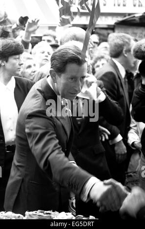 Prince Charles besucht Surrey Straßenmarkt-in Croydon South London 1994 Stockfoto