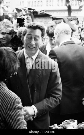 Prince Charles besucht Surrey Straßenmarkt-in Croydon South London 1994 Stockfoto