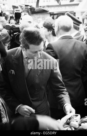 Prince Charles besucht Surrey Straßenmarkt-in Croydon South London 1994 Stockfoto