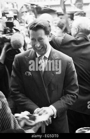 Prince Charles besucht Surrey Straßenmarkt-in Croydon South London 1994 Stockfoto