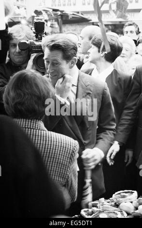 Prince Charles besucht Surrey Straßenmarkt-in Croydon South London 1994 Stockfoto