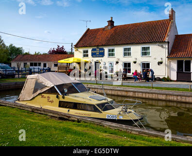 Der Pleasure Boat Inn ein traditionelles Pub am Hickling Staithe auf den Norfolk Broads in East Anglia, England UK Stockfoto