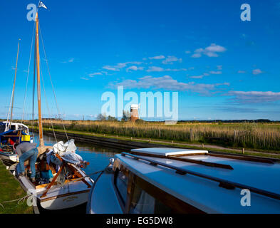 Traditionelle Segelboote vor Anker bei Horsey bloße in den Norfolk Broads East Anglia England UK mit Horsey Wind Pumpen im Hintergrund Stockfoto