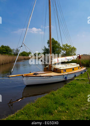 Boot vor Anker bei Martham breit in den Norfolk Broads England UK eine Fläche von Binnenwasserstraßen im Volksmund verwendet für Segelurlaub Stockfoto