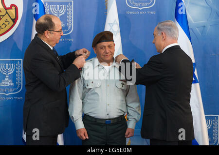 (150217)--JERUSALEM, 17. Februar 2015 (Xinhua)--Israeli Prime Minister Benjamin Netanyahu (R), Verteidigung-Minister Mosche Jaalon (L) tragen die neue Epauletten für Gadi Eizenkot während der Vereidigung im Amt des Premierministers in Jerusalem, am 16. Februar 2015. Leutnant General General Gadi Eizenkot wurde am Montag als Israels 21. Armee-Stabschef vereidigt. Eizenkot erhielt seinen neuen Rang im Büro von Premierminister Benjamin Netanyahu in Jerusalem, die Gelegenheit nutzten zu warnen, dass "Im Nahen Osten als die Drohung des iranischen"Empire"fällt auseinander" jemals Stronge wächst Stockfoto