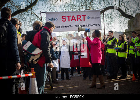 London, UK. 17. Februar 2015. Parlamentarischen Pancake Race 2015 Credit: Guy Corbishley/Alamy Live-Nachrichten Stockfoto