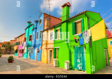 Bunte Häuser auf der Insel Burano, in der Nähe von Venedig, Italien. Sonniger Tag. Stockfoto