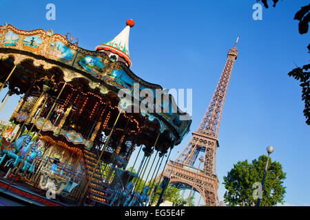 Eiffelturm und Vintage-Karussell an einem sonnigen Sommertag, Paris, Frankreich